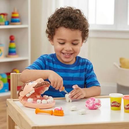 Child playing with the Super Mario 2-in-1 modeling dough dentist & hairdressing set