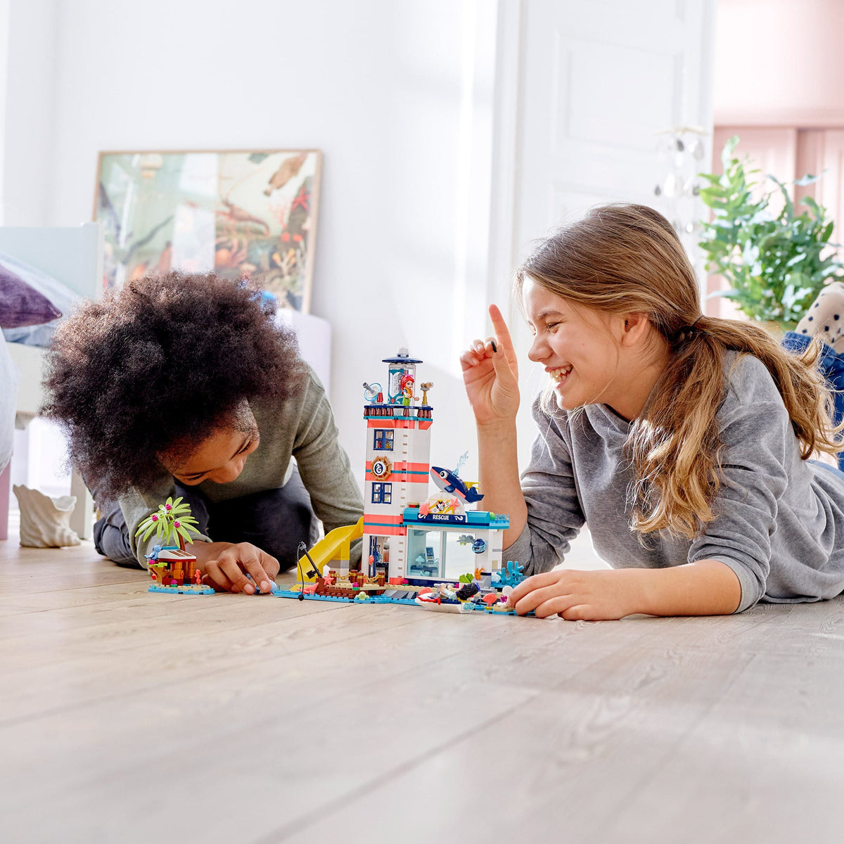 639-piece lighthouse building set with marine-themed accessories