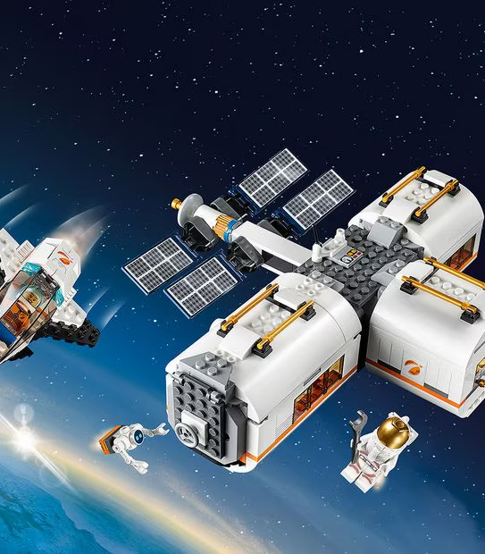 Space-themed building set showing a shuttle and detachable satellite