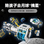 CITYES building set with astronaut figures and lunar landing module