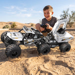 طفل يلعب بعربية ريموت كنترول أوف رود على الرمل